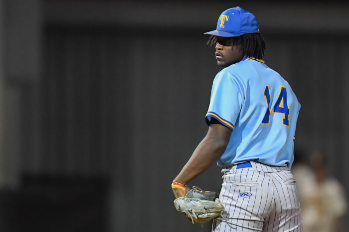 SUN_9044-DeNoiseAI-low-light